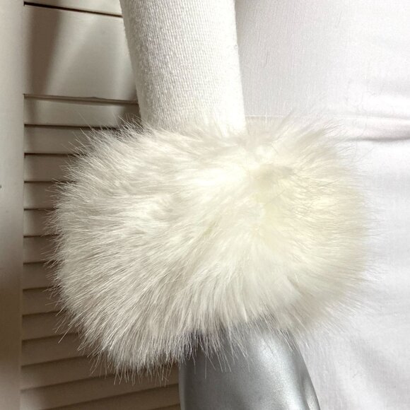 White Cropped Lace Trimmed Sexy V-Neck Cardigan Sweater Fuzzy Faux Fur Cuffs XS - Picture 2 of 7